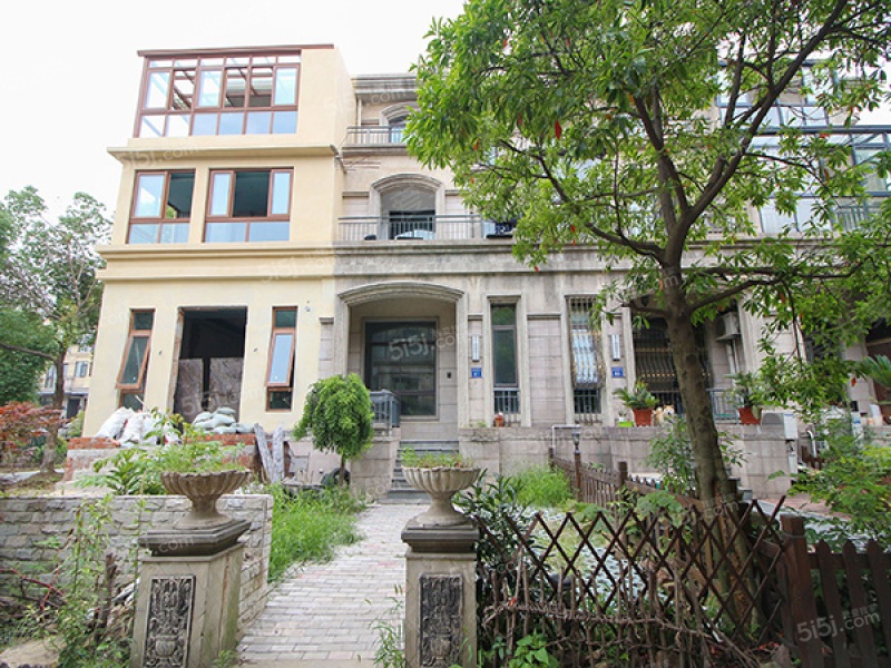 嘉利华府庄园六期小区隶属于无锡市惠山区惠山新城商圈优质小区,附近